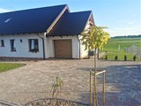Podjazd przed domem to przestrzeń, która powinna być zarówno funkcjonalna, jak i estetyczna. Kostki i płyty betonowe dostępne na rynku różnią się wielkością, kształtem, kolorem oraz stylem, dzięki czemu można dopasować je do każdej aranżacji. Wszystkie świetnie sprawdzają się w projektach zagospodarowania tej istotnej części posesji, pozwalając stworzyć nawierzchnię trwałą, praktyczną i atrakcyjną wizualnie.
